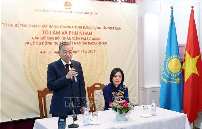 Tổng Bí thư Tô Lâm nói chuyện thân mật với cán bộ, nhân viên Đại sứ quán và đại diện cộng đồng người Việt Nam đang sinh sống, học tập và làm việc tại Kazakhstan. Ảnh: Thống Nhất - TTXVN