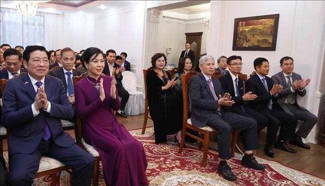 Phu nhân Tổng Bí thư và đại biểu đoàn Việt Nam tham dự buổi gặp gỡ của Tổng Bí thư Tô Lâm với cán bộ Đại sứ quán và cộng đồng người Việt Nam tại Kazakhstan. Ảnh: Thống Nhất -TTXVN