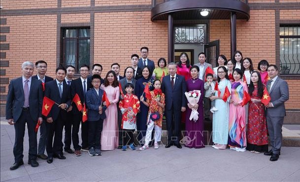 Tổng Bí thư Tô Lâm và Phu nhân với gia đình cán bộ, nhân viên Đại sứ quán Việt Nam tại Kazakhstan. Ảnh: Thống Nhất - TTXVN