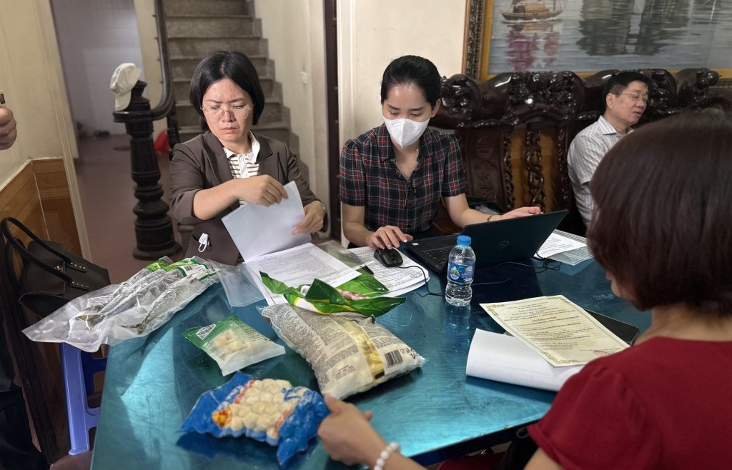 Kiểm tra đột xuất tại xưởng chế biến thực phẩm nhập khẩu