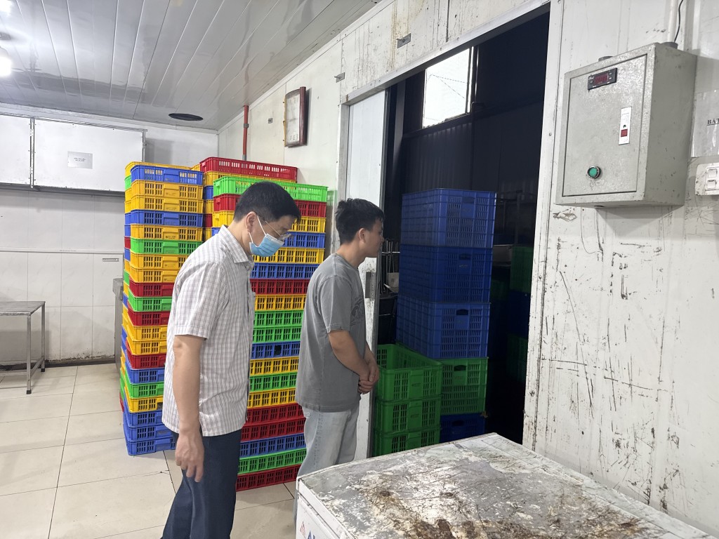 Kiểm tra đột xuất tại xưởng chế biến thực phẩm nhập khẩu