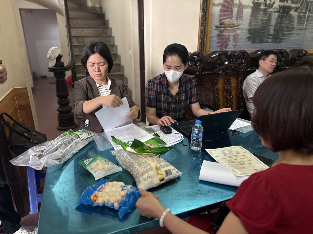 Kiểm tra đột xuất tại xưởng chế biến thực phẩm nhập khẩu
