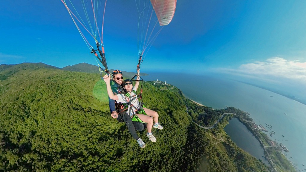 Du khách sẽ có cơ hội chiêm ngưỡng toàn bộ bán đảo Sơn Trà, chùa Linh Ứng, bãi biển Mỹ Khê và toàn cảnh Đà Nẵng từ góc nhìn của chim trời (Ảnh duluondanang.com)