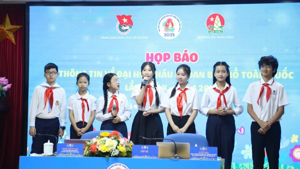 Em Lưu Trà My (giữa) cùng các đại biểu sẽ tham dự Đại hội Cháu ngoan Bác Hồ toàn quốc năm 2025