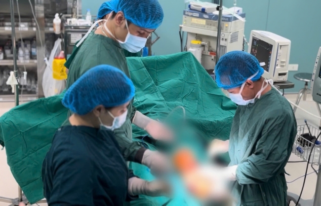 “Cứu” đôi chân dập nát cho bệnh nhân sau tai nạn kinh hoàng