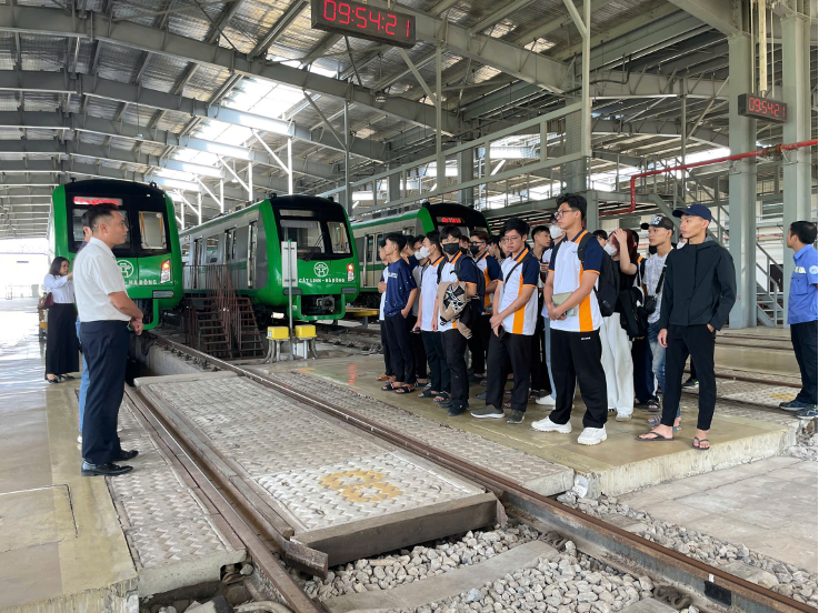 Sinh viên chuyên ngành Đường sắt và Metro tham quan học tập tại Đề pô tuyến đường sát đô thị Cát Linh – Hà Đông
