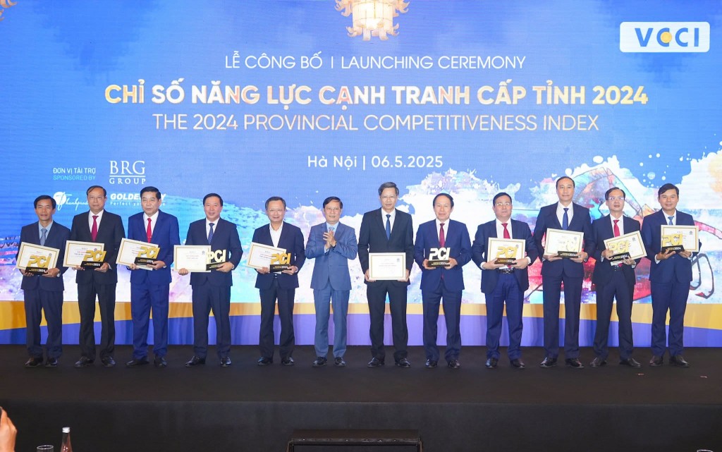 Đồng chí Lê Tiến Châu - Ủy viên Trung ương Đảng, Bí thư Thành ủy và đồng chí Nguyễn Anh Quân - Phó chủ tịch Thường trực UBND TP Hải Phòng đón nhận chứng chỉ chỉ số cạnh năng lực tranh cấp tỉnh 2024 