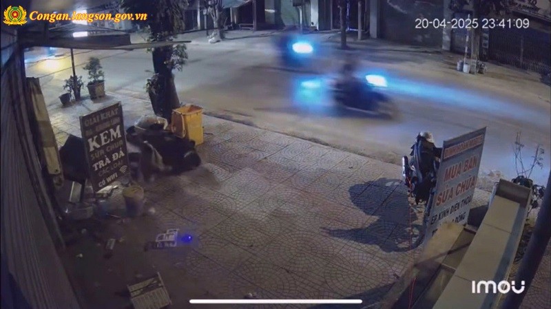 Hình ảnh trích xuất camera an ninh các đối tượng rượt đuổi nhau khiến 1 xe mô tô đâm vào nhà người dân