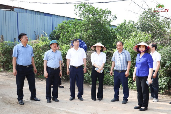 Chủ tịch UBND huyện Quốc Oai Nguyễn Trường Sơn (thứ hai từ trái sang) kiểm tra tình hình trật tự xây dựng trên địa bàn vào sáng 5/5