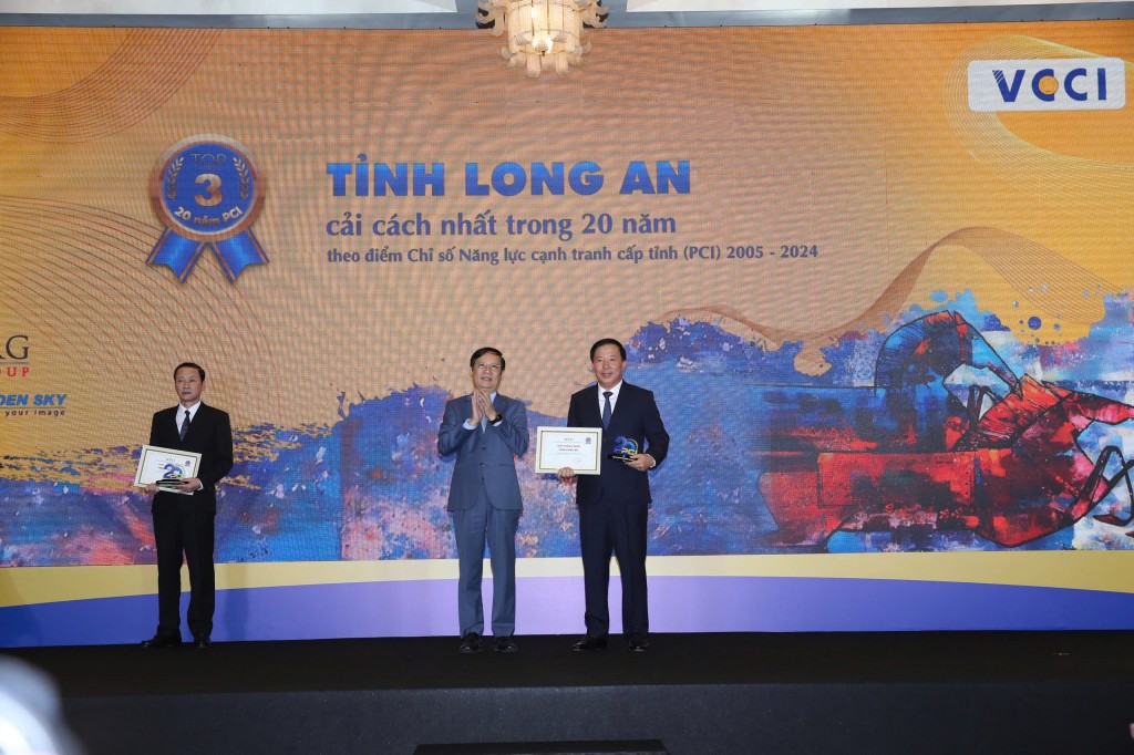 Chủ tịch UBND tỉnh Long An – Ông Nguyễn Văn Út nhận chứng nhận Top 2 cải cách mạnh nhất cả nước theo PCI giai đoạn 2005–2024.