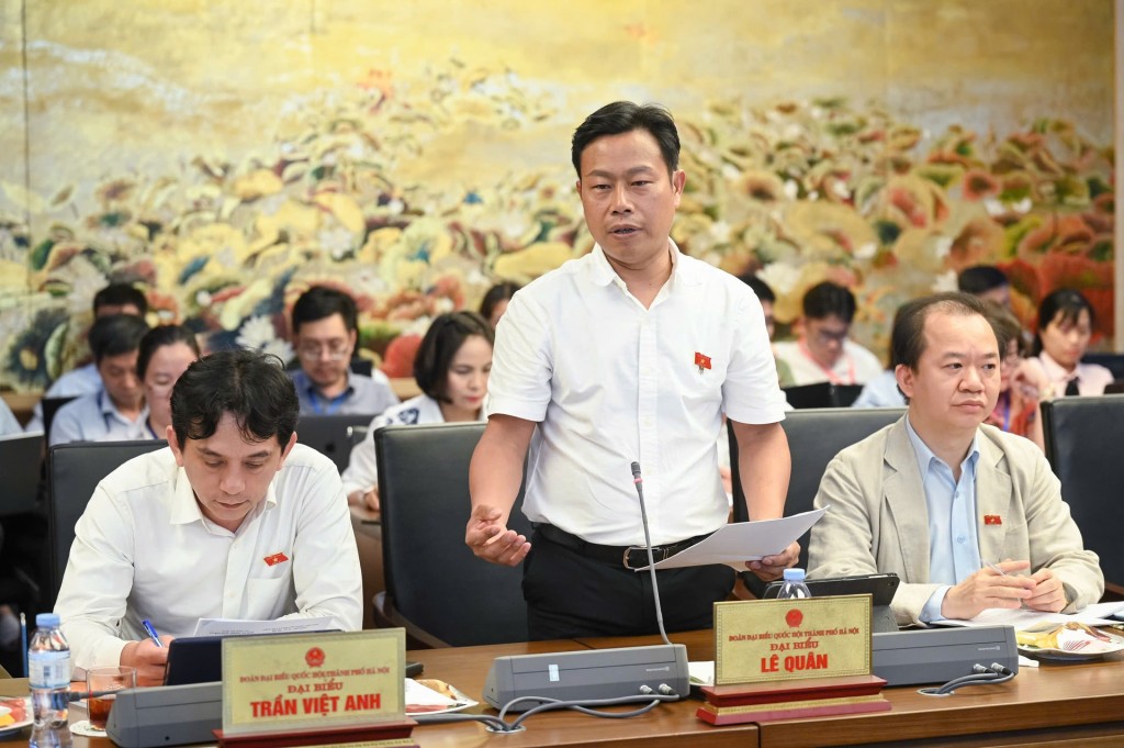 Đại biểu Lê Quân (Đoàn Hà Nội) thảo luận
