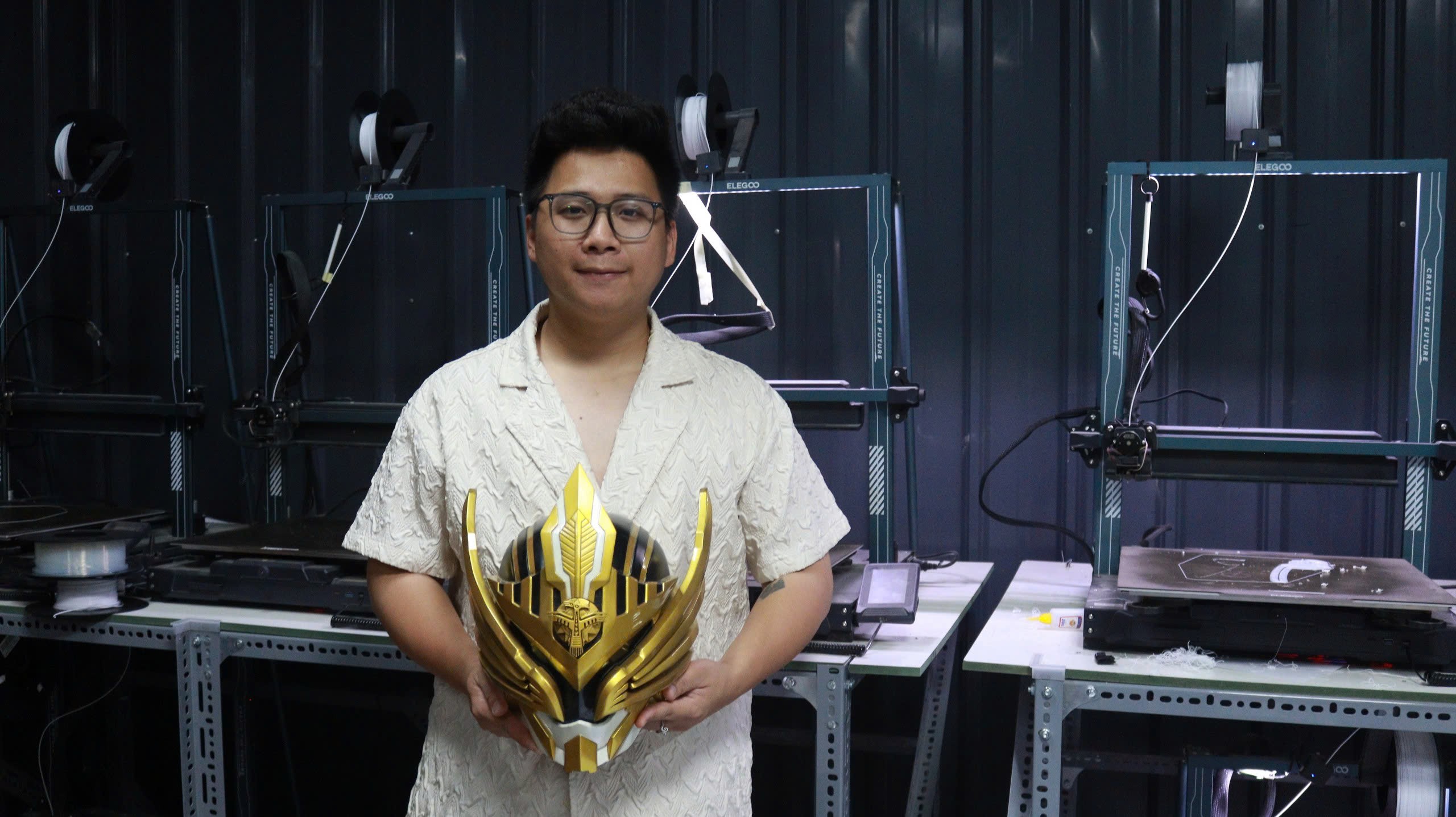 Anh Đỗ Đức Mười, sinh năm 1997, thành lập Transform Studio với những bộ chế tác các nhân vật siêu anh hùng mà giới trẻ hâm mộ, có bộ lên tới 100 triệu đồng. 