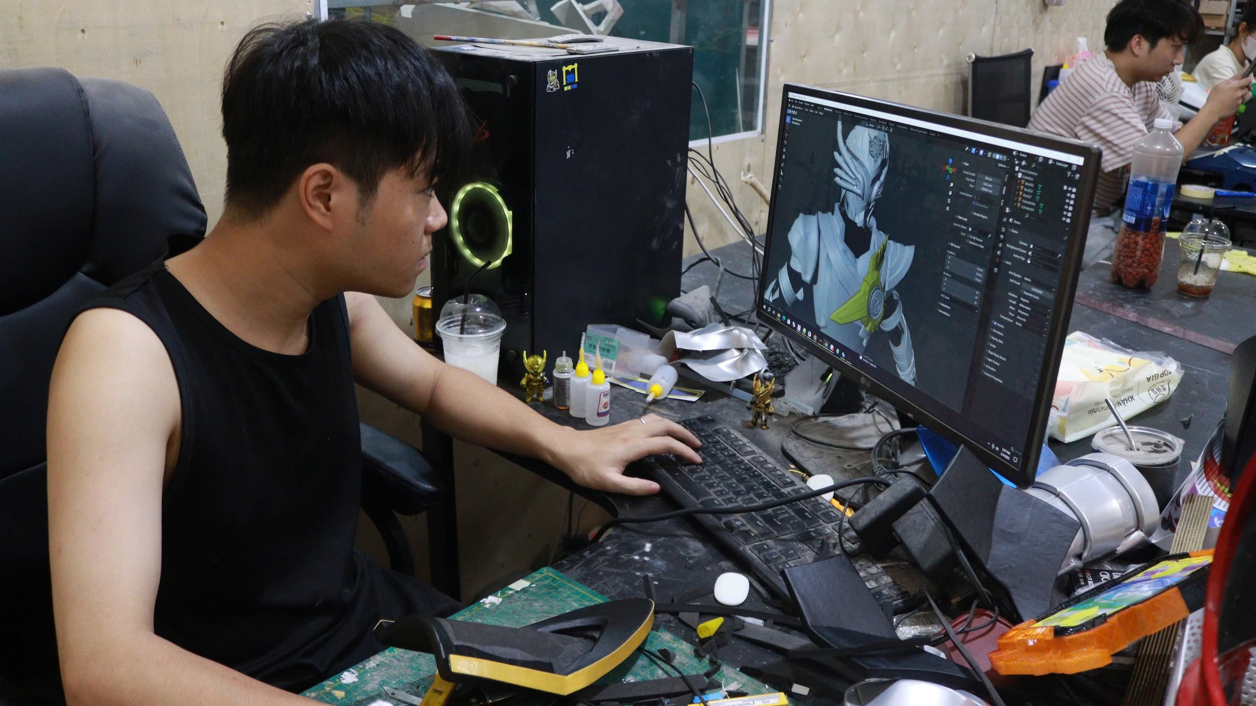 Bộ trang phục của chiến thần trong dự án đầu tay của anh Đỗ Đức Mười trải qua nhiều công đoạn từ vẽ 2D, 3D, sau đó in 3D phác thảo và chỉnh sửa trong nhiều năm.