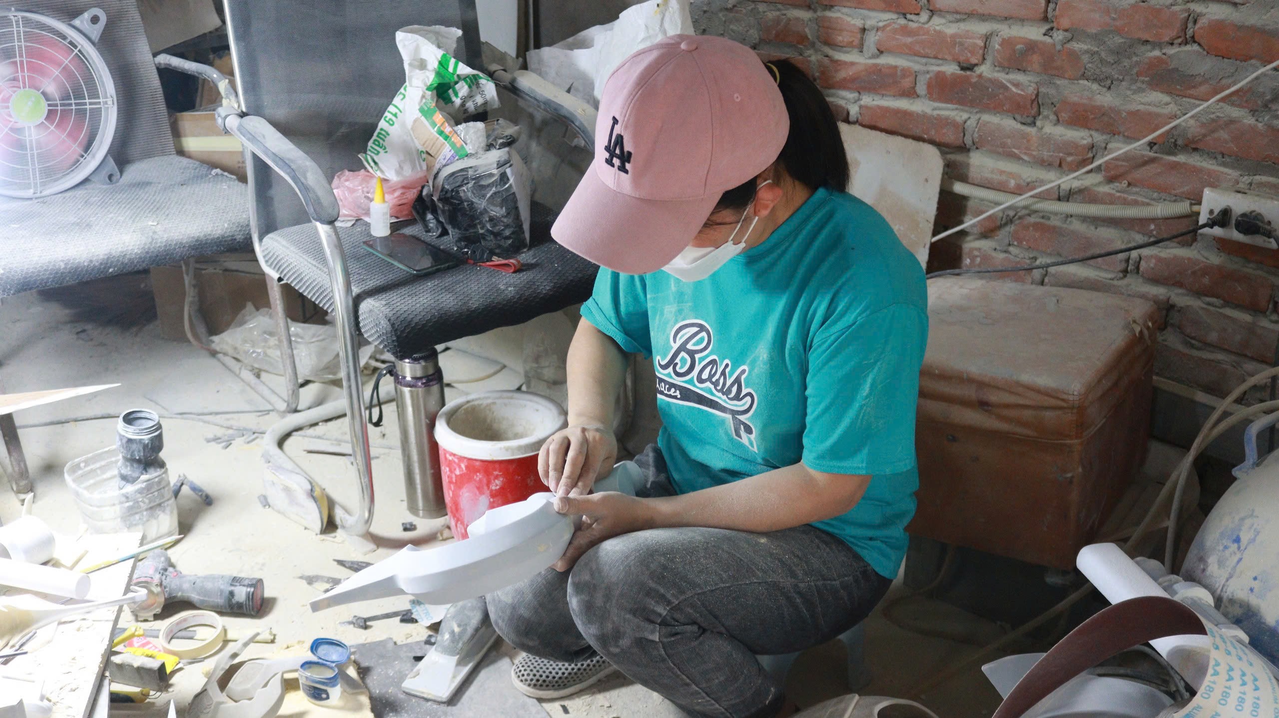 Nhiều nhân viên tại công ty là người phụ nữ trung tuổi địa phương nơi đặt xưởng chế tác, các cô sẽ hoàn thành những công đoạn như mài góc, sơn màu, dán linh kiện cho mô hình.