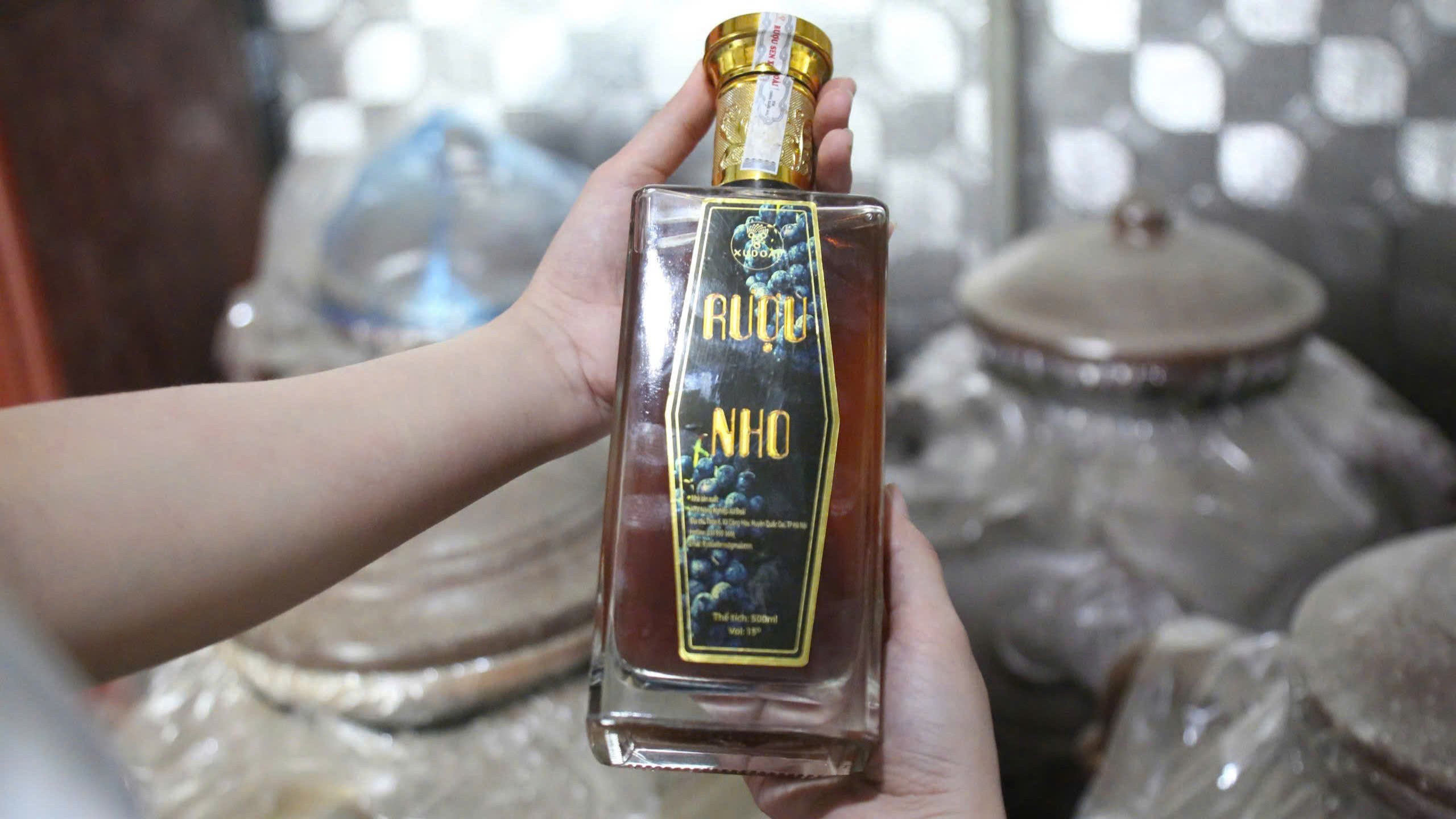 Thành phẩm rượu nho anh Lộc tự mày mò nghiên cứu trong nhiều năm.