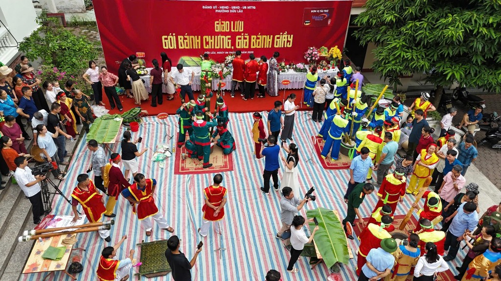 Không khí tưng bừng tại đình Dữu Lâu