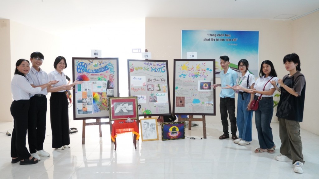 Thi trang trí báo tường về kết quả các sản phẩm nghiên cứu khoa học của sinh viên tiêu biểu.