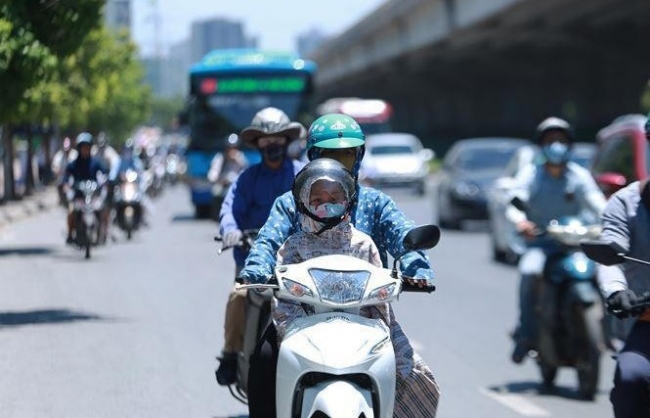Nhiều khu vực ngày nắng nóng gay gắt, chiều tối và đêm có mưa rào