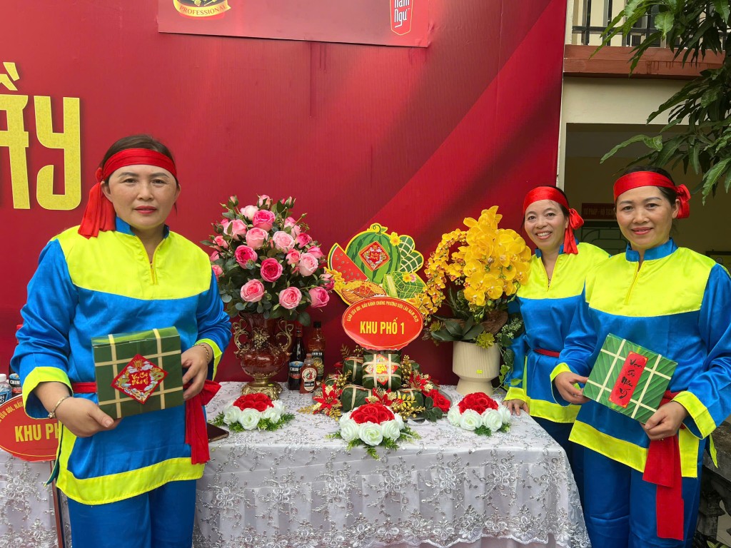 Các nghệ nhân cùng thưc hiện 100 nâm lễ dâng lên hoàng tử Lang Liêu