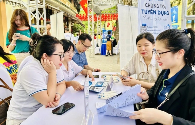 Gần 1700 chỉ tiêu tuyển dụng tại phiên giao dịch việc làm