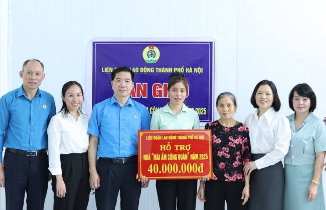 Hỗ trợ kinh phí sửa chữa nhà cho đoàn viên Công đoàn huyện Sóc Sơn