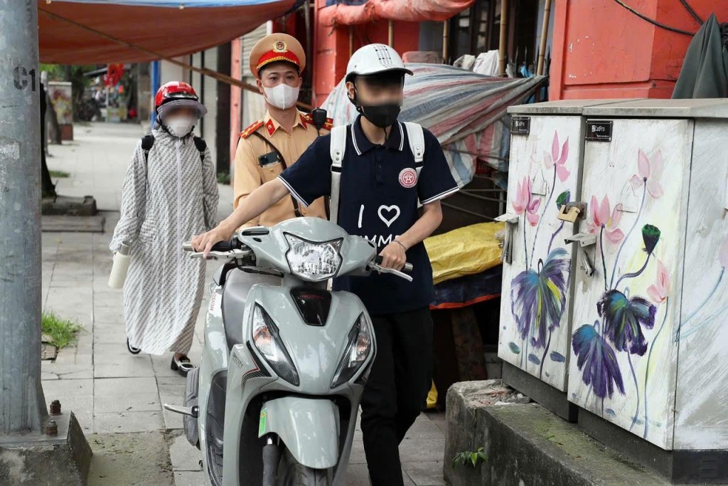 CSGT kiểm tra trường hợp học sinh THPT vi phạm