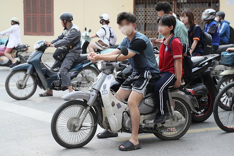 Nhiều gia đình chưa quan tâm hoặc không trang bị mũ bảo hiểm cho con