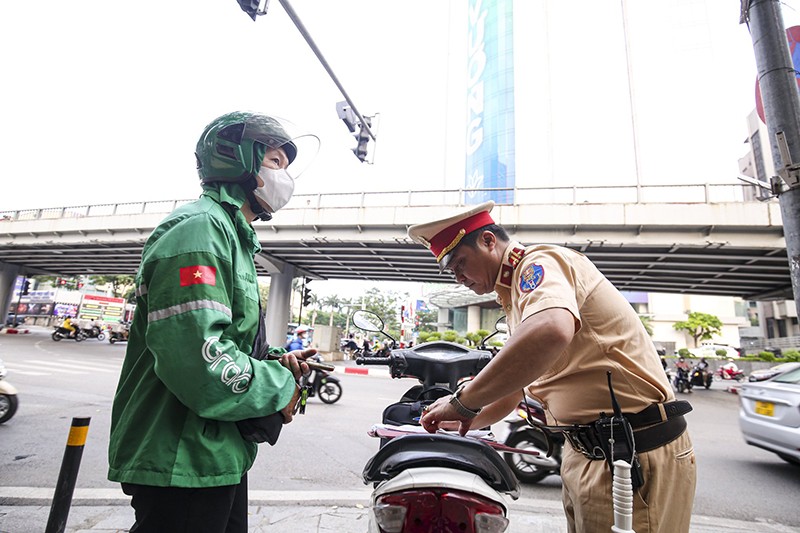 Nam tài xế xe ôm công nghệ bị ghi hình, xử lý vi phạm lỗi đi ngược chiều