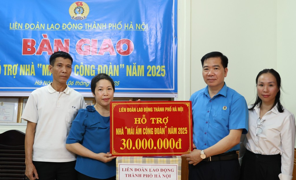 Lãnh đạo LĐLĐ thành phố Hà Nội trao hỗ trợ cho đoàn viên Trịnh Thị Châm (Ảnh: Mạnh Quân)