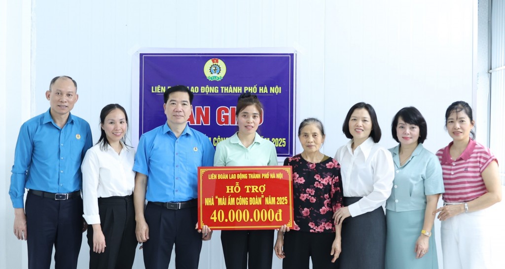 Hỗ trợ kinh phí sửa chữa nhà cho đoàn viên Công đoàn huyện Sóc Sơn