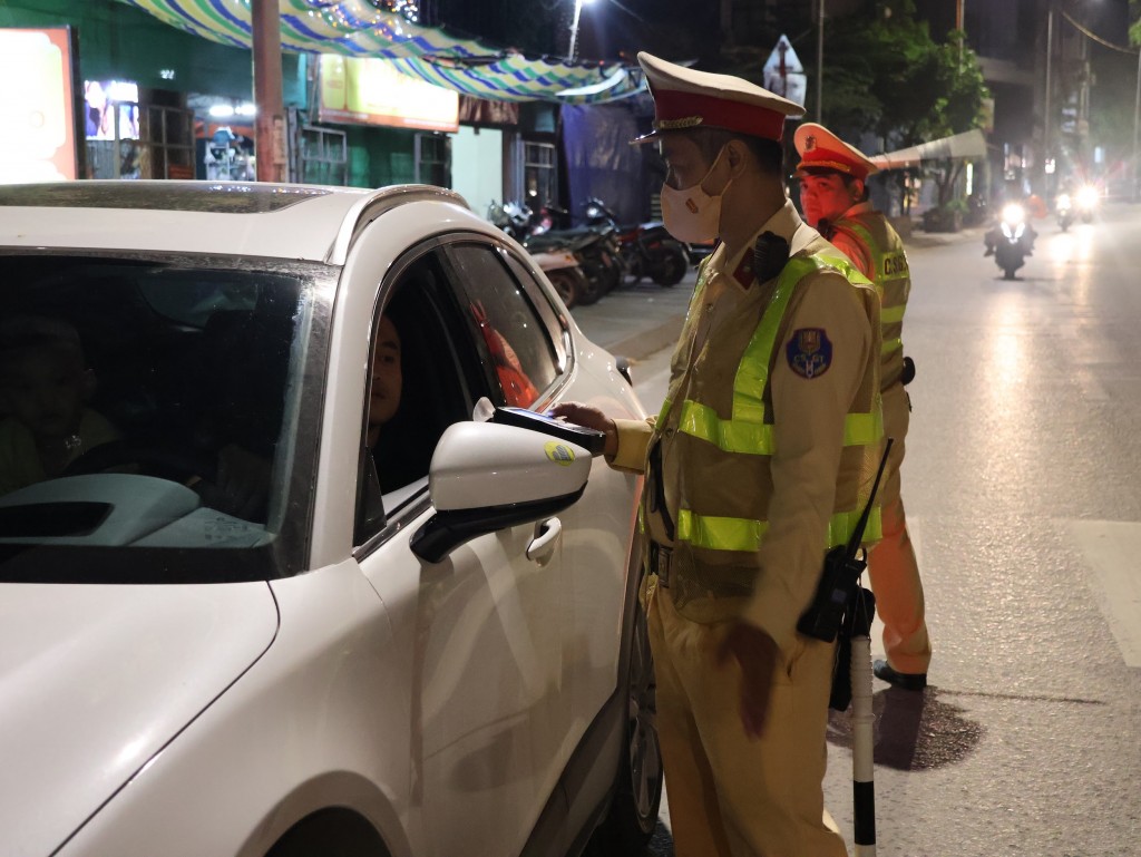 Lực lượng CSGT Công an TP Hà Nội kiểm tra nồng độ cồn đối với người điều khiển phương tiện giao thông thông
