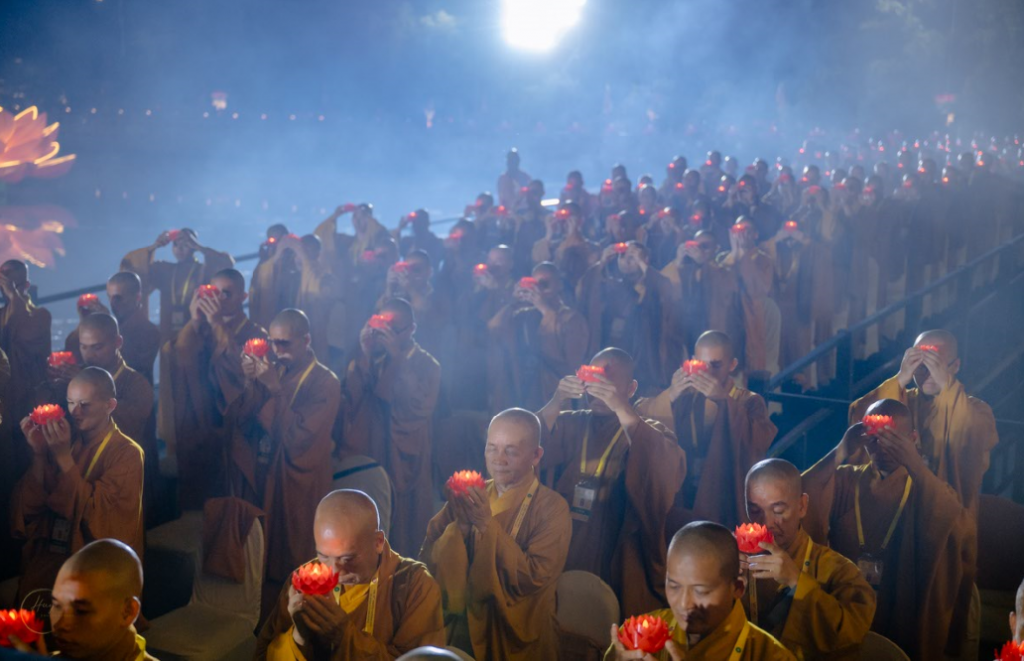 Lễ thả hoa đăng cầu nguyện hòa bình đã diễn ra trang trọng tại Công viên Văn hóa Láng Le