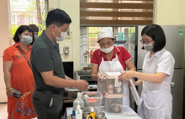 Kiểm tra đột xuất bếp ăn trường Tiểu học Nghĩa Tân