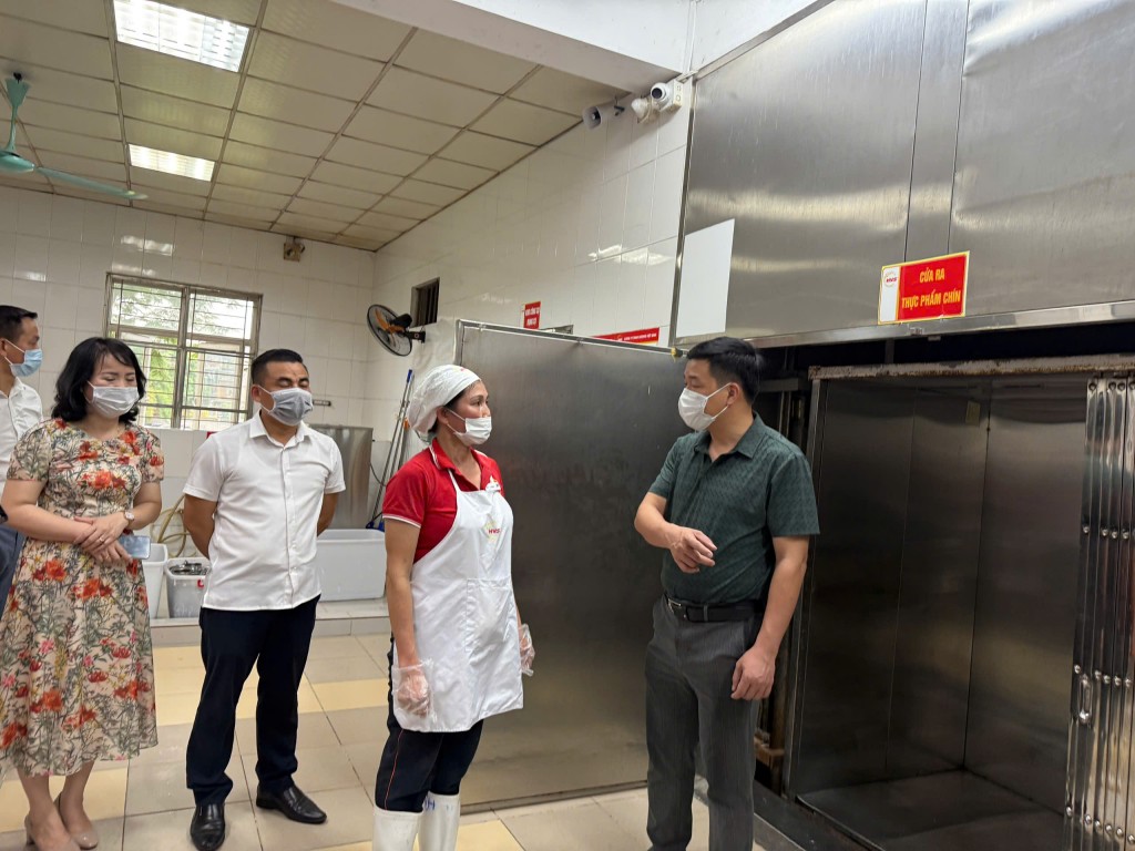 Kiểm tra đột xuất bếp ăn trường Tiểu học Nghĩa Tân
