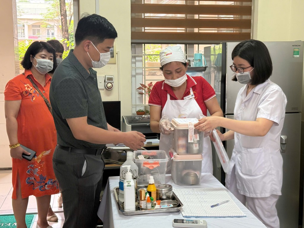 Kiểm tra đột xuất bếp ăn trường Tiểu học Nghĩa Tân