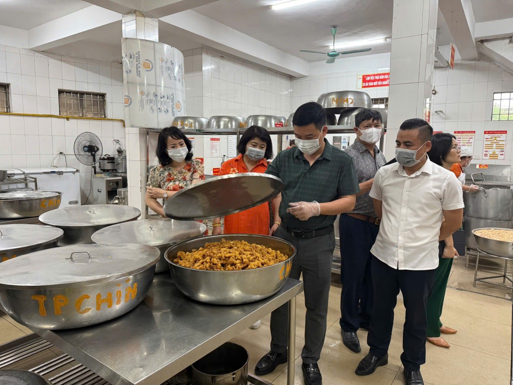 Kiểm tra đột xuất bếp ăn trường Tiểu học Nghĩa Tân