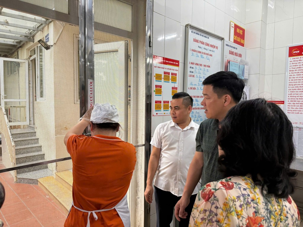 Kiểm tra đột xuất bếp ăn trường Tiểu học Nghĩa Tân