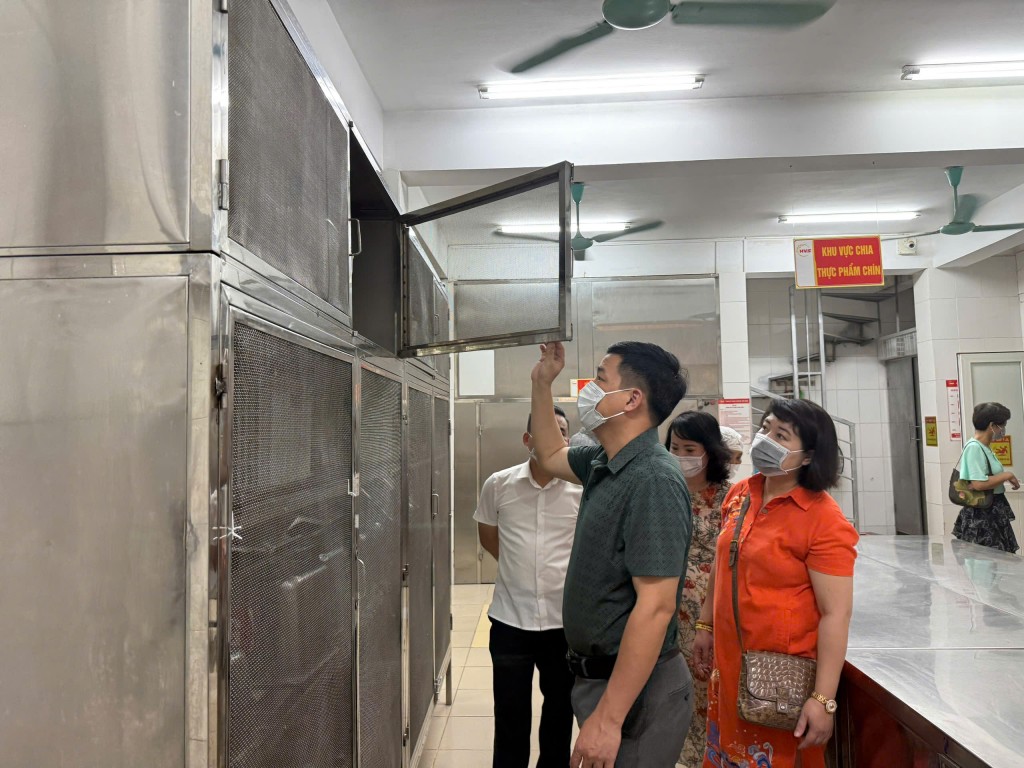 Kiểm tra đột xuất bếp ăn trường Tiểu học Nghĩa Tân