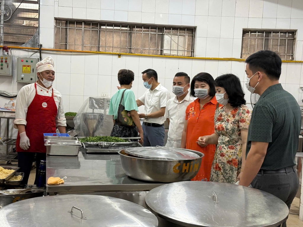 Kiểm tra đột xuất bếp ăn trường Tiểu học Nghĩa Tân