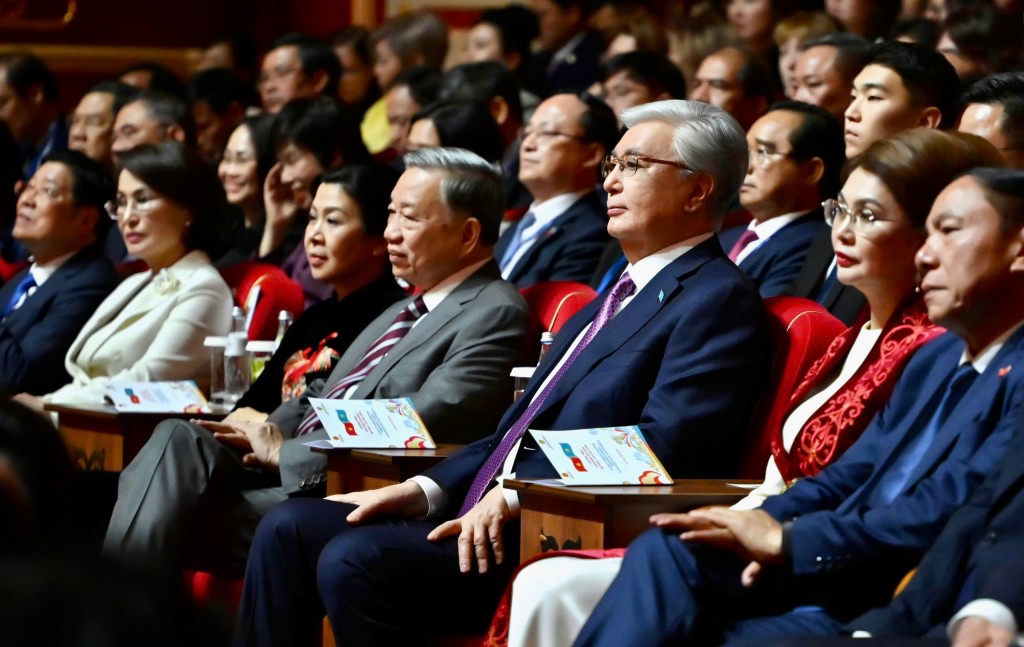 Tổng Bí thư Tô Lâm cùng Phu nhân Ngô Phương Ly và Tổng thống Kazakhstan Kassym-Jomart Tokayev đã tham dự chương trình hòa nhạc hữu nghị Việt Nam - Kazakhstan