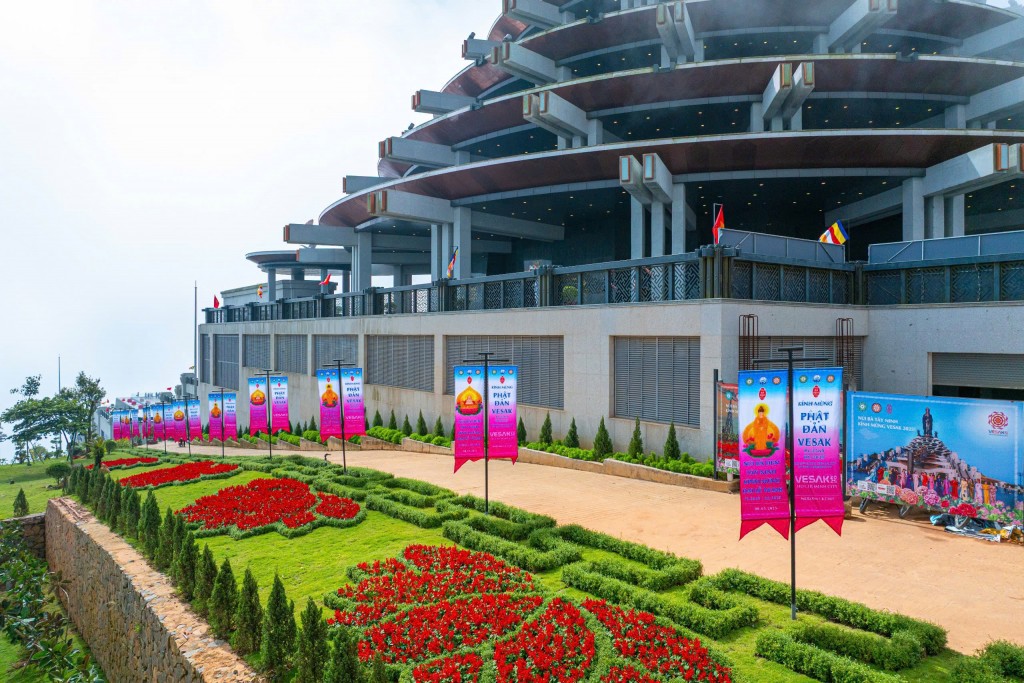 Đỉnh núi Bà Đen trang hoàng chuẩn bị đón đại lễ Vesak 2025. Ảnh: Sun World Ba Den Mountain