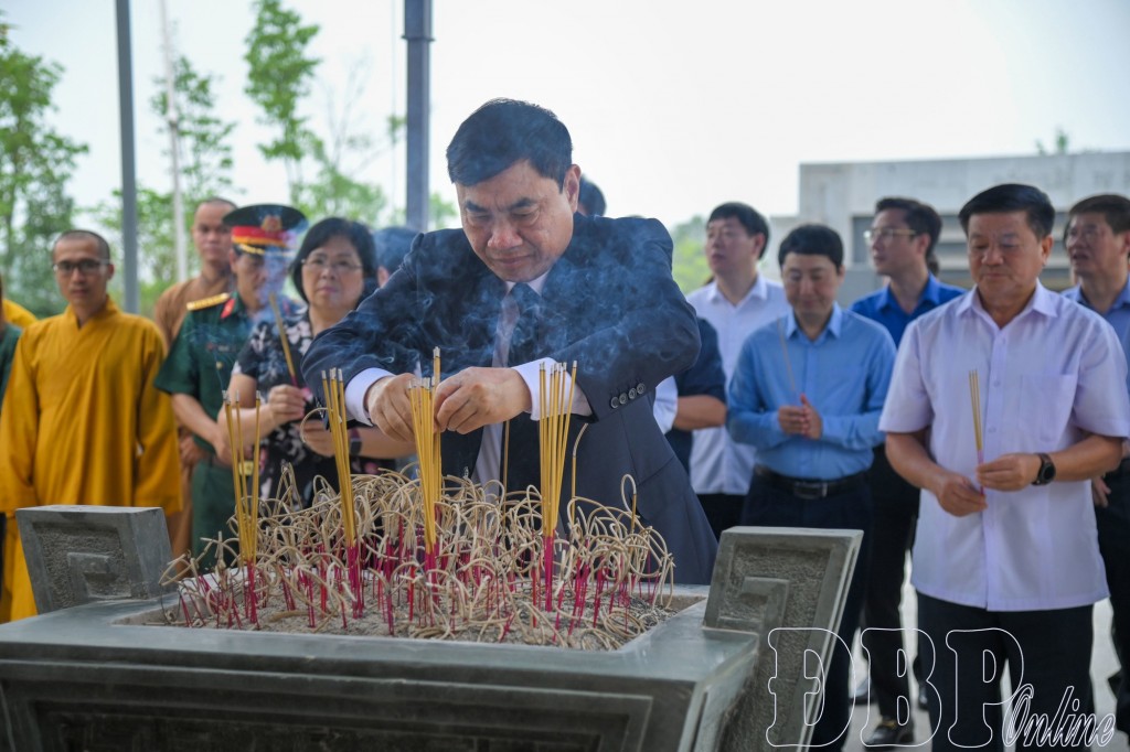 Bí thư Tỉnh ủy Điện Biên Trần Quốc Cường dâng hương tại Đền thờ liệt sĩ tại Chiến trường Điện Biên Phủ - Ảnh: Báo Điện Biên Phủ