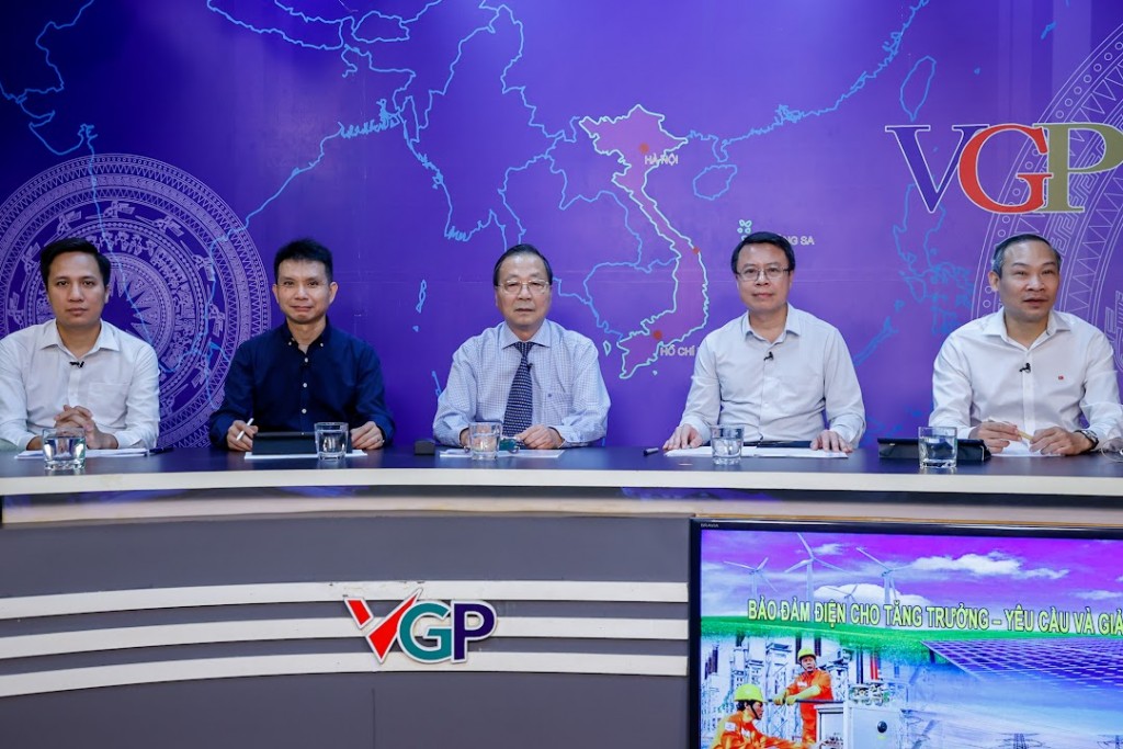 Các khách mời tham dự Tọa đàm (từ phải sang): Đại biểu Quốc hội Phan Đức Hiếu, Ủy viên Ủy ban Kinh tế và Tài chính của Quốc hội; Phó Cục trưởng Cục Điện lực (Bộ Công Thương) Đoàn Ngọc Dương; nguyên Cục trưởng Cục Quản lý giá (Bộ Tài chính) Nguyễn Tiến Thỏa; Chuyên gia năng lượng Hà Đăng Sơn, Giám đốc Trung tâm Nghiên cứu Năng lượng và tăng trưởng xanh; ông Nguyễn Văn Đạt – Phó Giám đốc Nhà máy Kẽm điện phân Thái Nguyên, chi nhánh Công ty CP Kim loại màu Thái Nguyên (VIMIKO) - Ảnh: VGP/Nhật Bắc