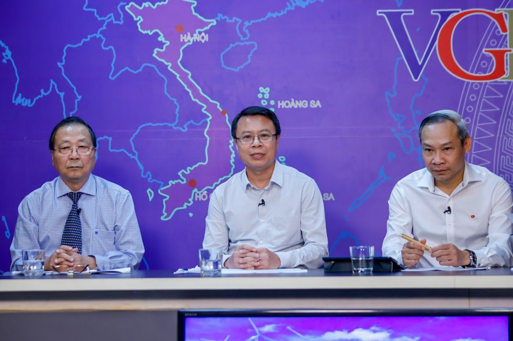 Ông Đoàn Ngọc Dương (giữa): Nhà nước chỉ độc quyền khu vực then chốt của cung ứng điện cũng như vận hành đường dây truyền tải có tính xương sống trong hệ thống. Còn lại, tất cả khâu khác của chuỗi cung ứng điện đều xã hội hoá và khuyến khích thành phần kinh tế tư nhân hoặc đầu tư nước ngoài tham gia - Ảnh: VGP/Nhật Bắc