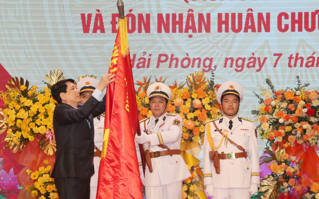 Chủ tịch nước Lương Cường trao Huân chương Hồ Chí Minh tặng Quân chủng Hải quân