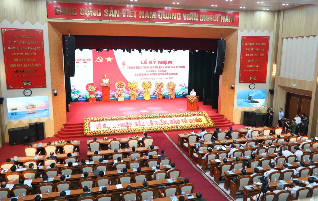 Quang cảnh buổi lễ kỉ niệm 70 năm Ngày thành lập HQND Việt Nam (Ảnh Báo HQ)