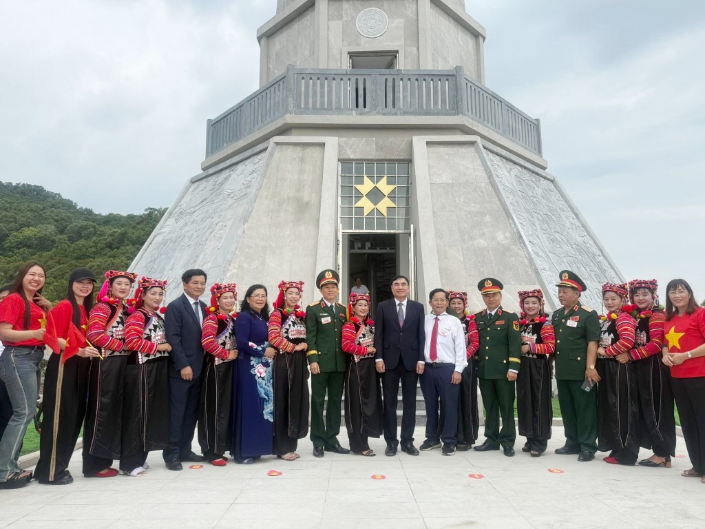 gắn biển công trình Cột cờ A Pa Chải. Đây là hoạt động chào mừng Kỷ niệm 71 năm Chiến thắng Điện Biên Phủ (7/5/1954-7/5/2025).