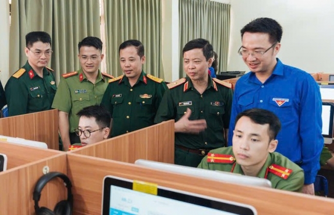 Thi tài tiếng Anh, cán bộ trẻ “rinh” nhiều phần thưởng hấp dẫn