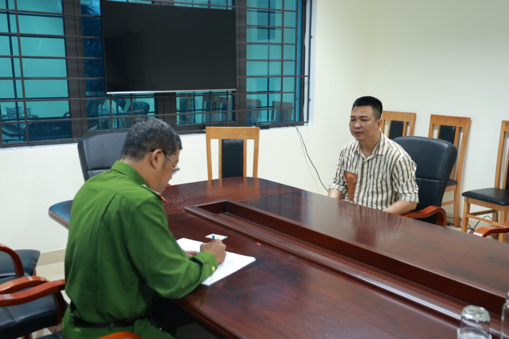 Đối tượng Ngô Đức Dũng là đối tượng cầm đầu băng nhóm liên quan đến vụ án “Cưỡng đoạt tài sản” đã ra cơ quan Công an đầu thú (Ảnh CA)
