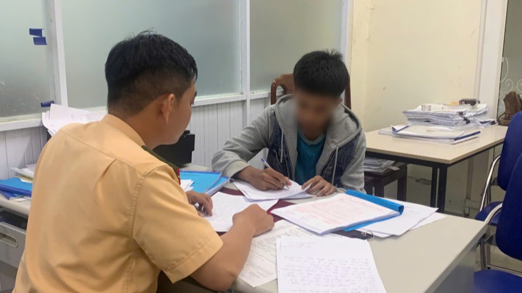 Cơ quan Công an làm việc với đối tượng N. H. Đ về hành vi điều khiển xe gắn máy lạng lách, đánh võng trên đường gây mất an ninh trật tự, an toàn giao thông (Ảnh CA)
